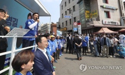 중구 백학시장 찾아 유세하는 송영길