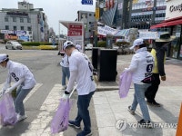 후보자 홍보 율동 대신 거리 청소