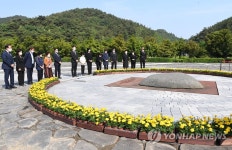 노무현 전 대통령 묘역 참배