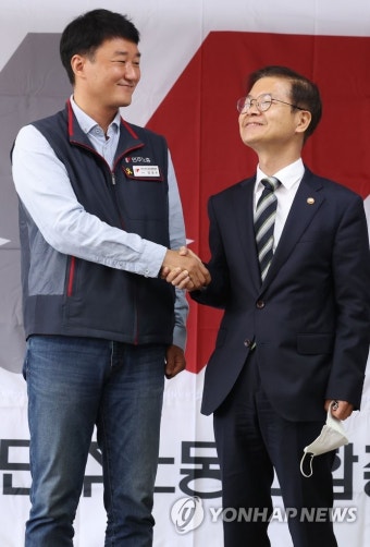 인사나누는 이정식 장관과 양경수 위원장