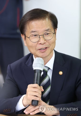 발언하는 이정식 장관