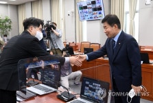 인사하는 김진표 의원