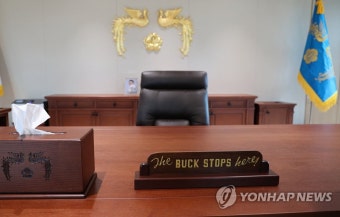 윤대통령 집무실 책상에 놓인 바이든 대통령 방한 선물