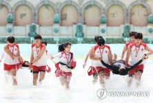 인명구조 훈련하는 라이프가드들