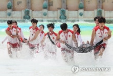 인명구조 훈련하는 라이프가드들