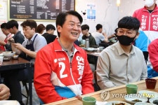 시민들과 대화하는 안철수 후보