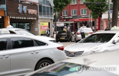차량 가득 주차된 기사식당