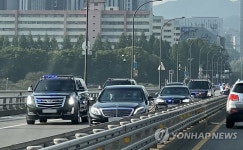 집무실 향하는 윤 대통령 차량