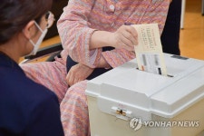 거소투표 하는 어르신