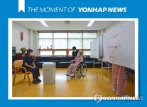[모멘트] 수원보훈요양원에서 소중한 한 표 행사하는 어르신