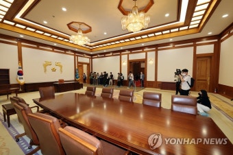 청와대 대통령 집무실 둘러보는 취재진