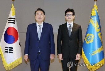 한동훈 법무부 장관과 기념촬영하는 윤석열 대통령