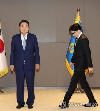 한동훈 법무부 장관과 기념촬영하는 윤석열 대통령