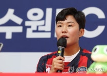 질문에 답하는 지소연