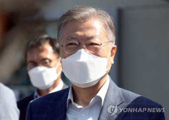 사전투표 마친 문재인 전 대통령 '밝은 표정'