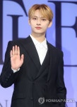 컴백 인사하는 세븐틴 준