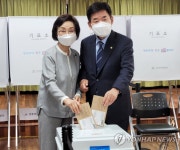 투표하는 김진표