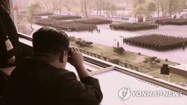 4월 열병식 리허설 진두지휘한 김정은