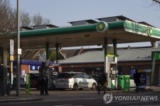 英 총리, 유류세 인하에도 기름값 안내린 주유소에 전쟁 선포