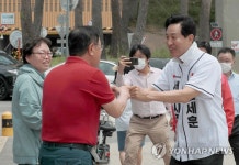 한강시민공원 망원지구에서 시민들과 인사하는 오세훈 후보