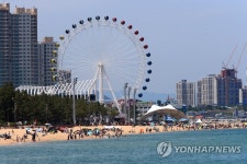 휴일을 즐기자…속초해변 북적