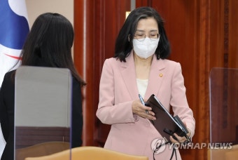 경제관계장관회의 참석하는 김현숙 장관