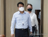 수석비서관회의 입장하는 국가안보실 김태효 1차장과 신인호 2차장