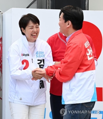 악수하는 김은혜·안철수