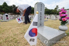 6·25 전사자 묘역에 태극기를