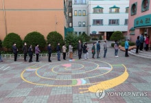 투표 기다리는 유권자들