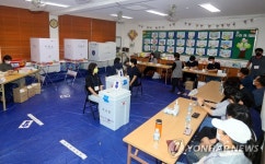투표소가 된 초등학교 교실