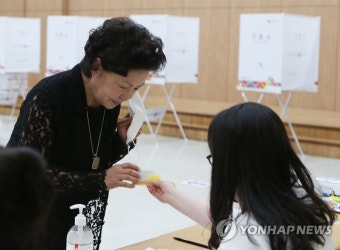 투표하는 권양숙 여사