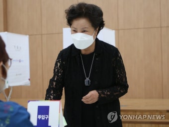 투표하는 권양숙 여사
