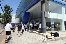 투표소로 변신한 승용차 판매 대리점
