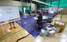 오늘은 투표소가 된 배드민턴장