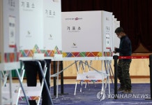 투표하는 유권자