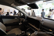 ‘자동차 대리점에 차려진 투표소’