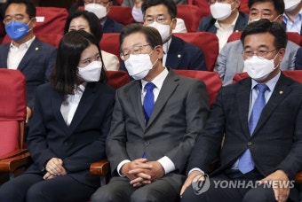 대화하는 이재명 총괄선대위원장과 박지현 공동비대위원장
