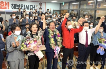 축하 화환 목에 건 하윤수 부산교육감 후보