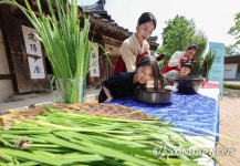 단오맞이 창포물에 머리 감기 체험
