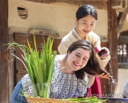 단오맞이 창포물에 머리 감기 체험하는 외국인