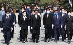 수원현충탑 찾은 김동연 경기도지사 당선인