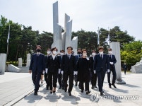 수원현충탑 참배 마친 김동연 경기도지사 당선인