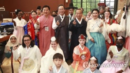 공공외교 한마당 방문한 송하진 전북도지사