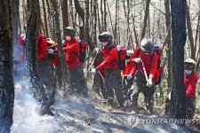 산불, 더위와 싸우는 해병대원