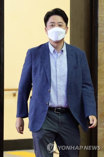 대표실로 이동하는 이준석 대표