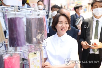 홍대 상점가 둘러보는 이영 장관