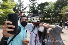 송파산대놀이 출연자와 한 컷