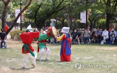 단오공연 송파산대놀이 관람하는 시민들