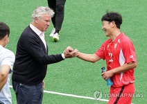 악수하는 히딩크-송종국